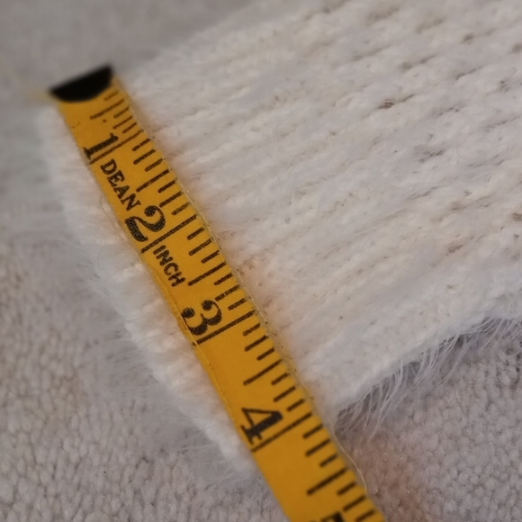 Sky's the Limit Cashmere-look Cream color Women's V-Neck Sweater Size Medium - Picture 6 of 10